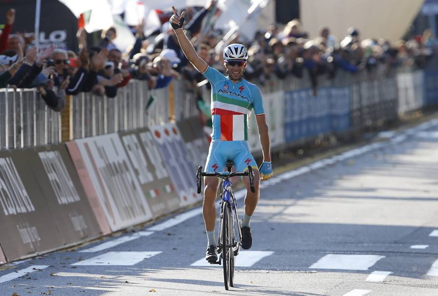 Vincenzo Nibali vince il Giro di Lombardia numero 109. Una vittoria italiana mancava dal 2008 quando a trionfare fu Damiano Cunego. Bettini